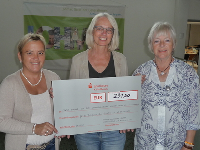 Dorfgemeinschaft Algert spendet an die Lohmarer Unwetter-Betroffenen vom 14. / 15. Juli 2021 Nicole Menger und Gudrun Hübsch überreichen die Spende an Bürgermeisterin Claudia Wieja (mitte)