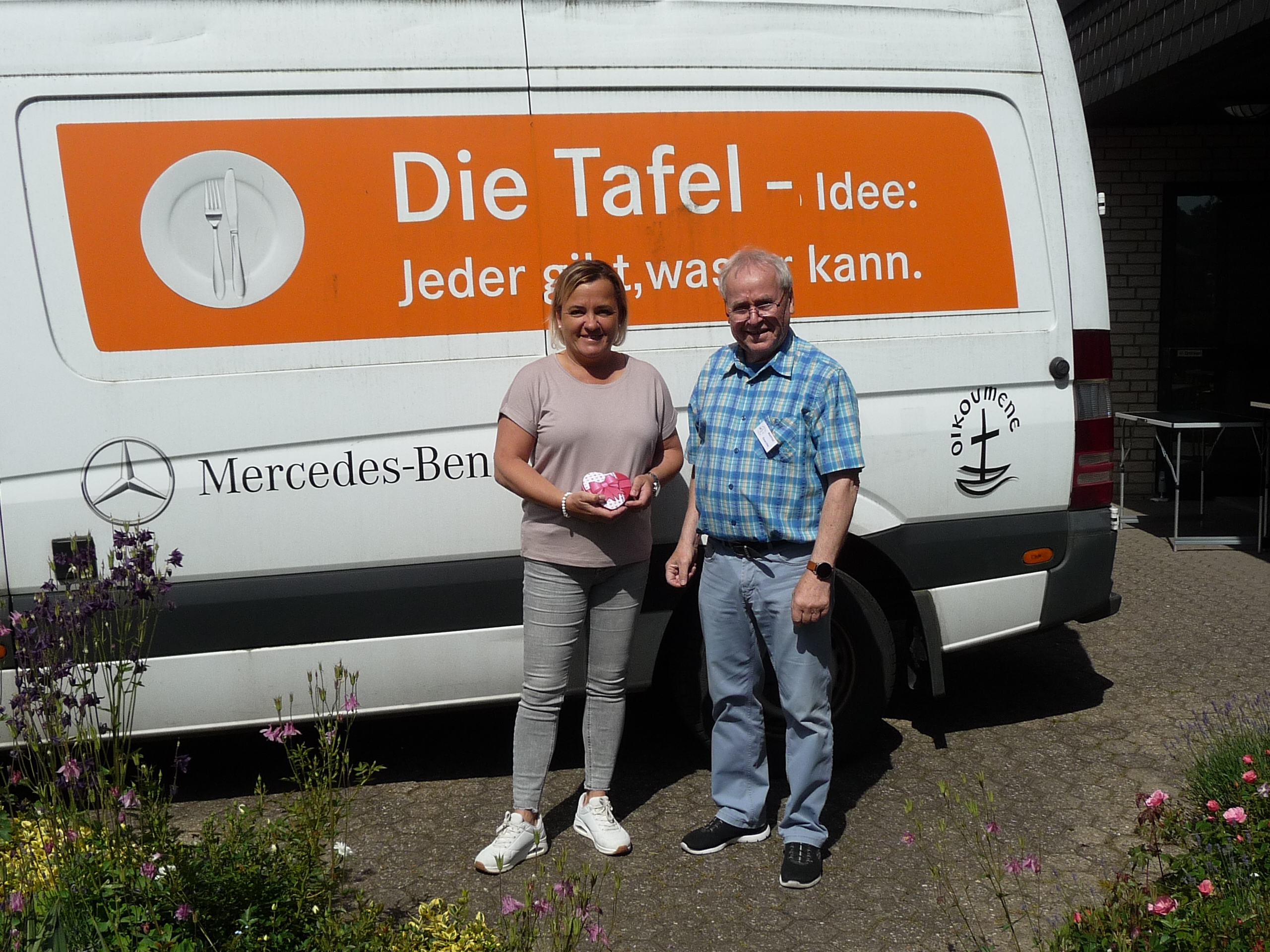 Spendenübergabe am 30. Mai 2023: Nicole Menger (Algert),  Manfred Kauschke (Vorsitzender der Tafel Lohmar),  Bild: Willi Klinkenberg